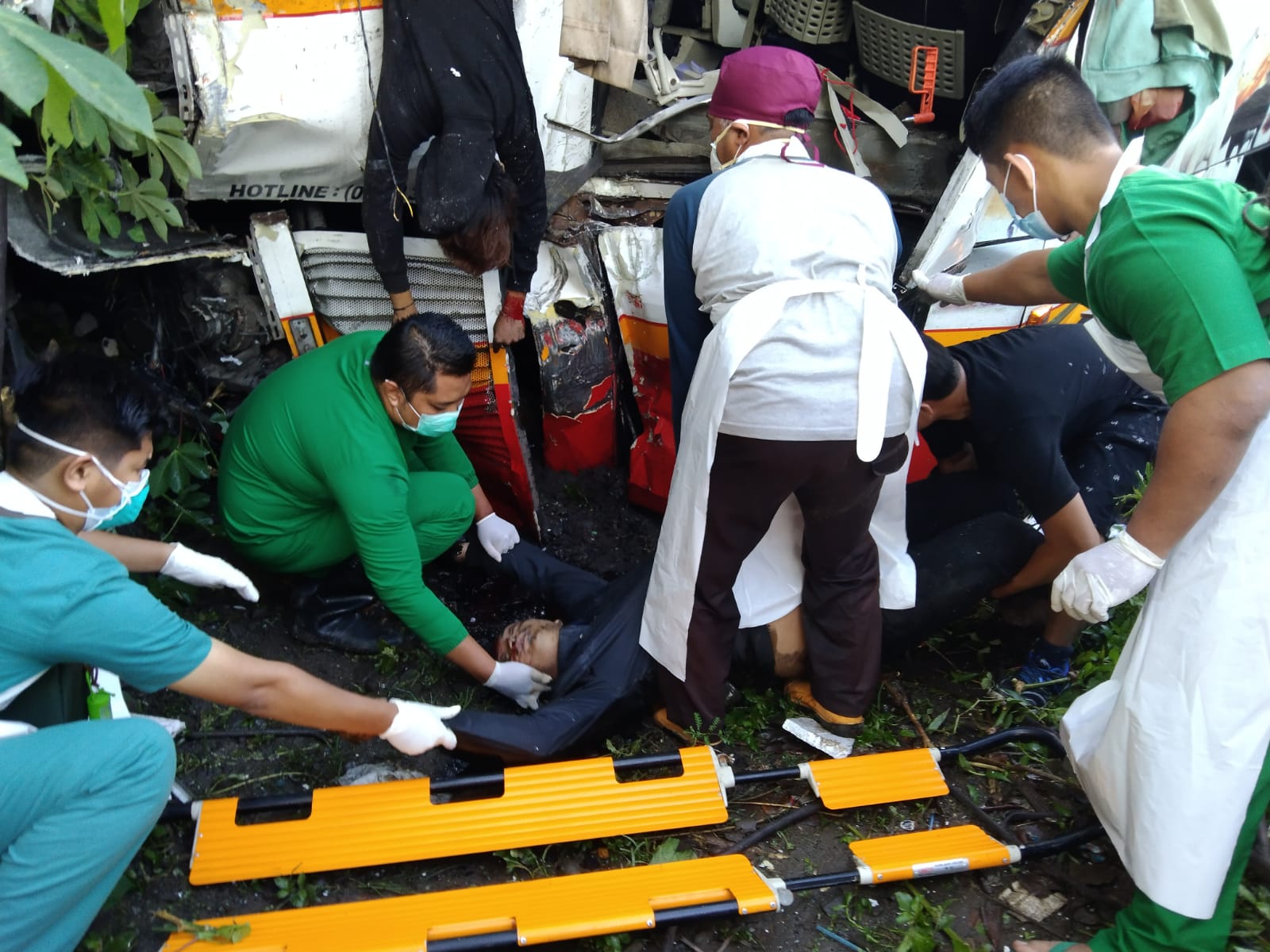 Evakuasi korban kecelakaan bus vs KA di Tulungagung.