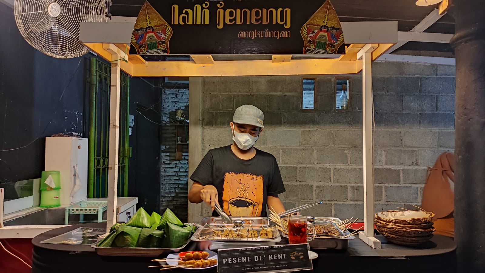 Angkringan "Lali Jeneng" di Jalan M. Suharto, Kelurahan Mangunharjo, Kecamatan Mayangan. 