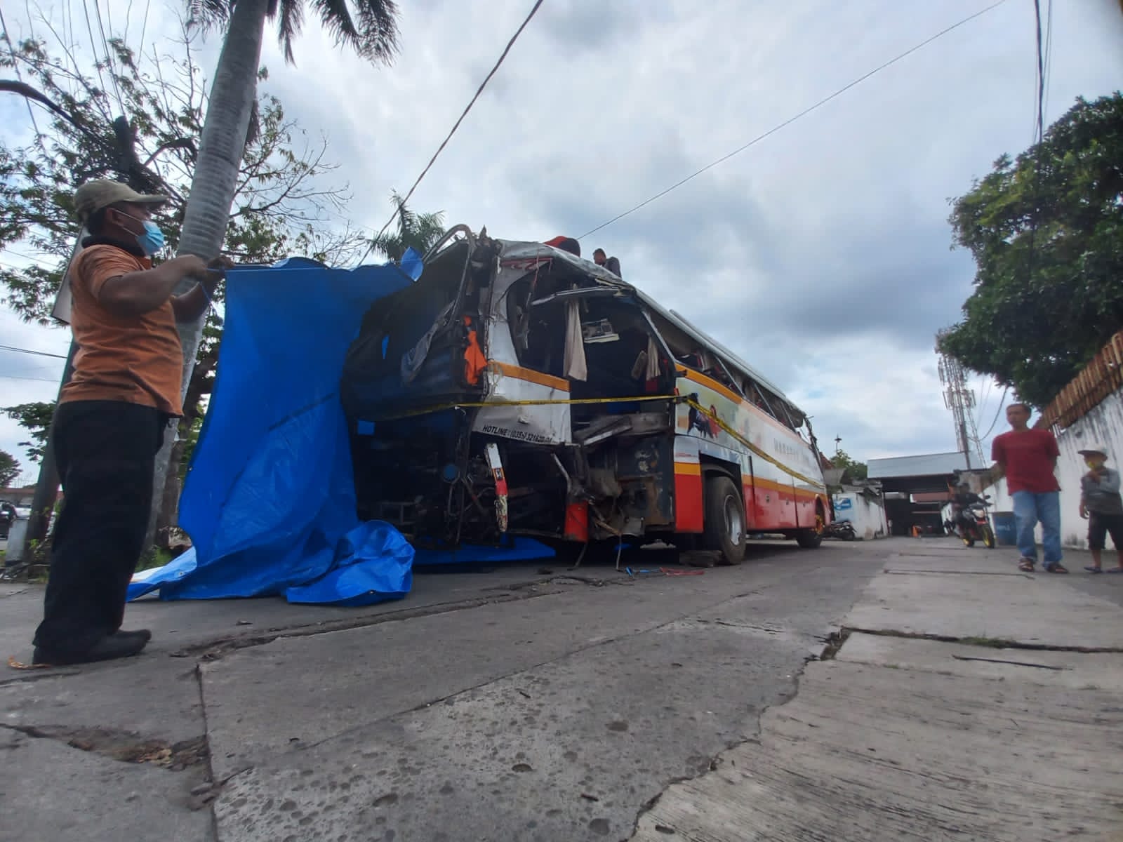 Bangkai bus Harapan Jaya yang terlibat kecelakaan di perlintasan tanpa palang pintu di Desa Ketanon, Kecamatan Kedungwaru.