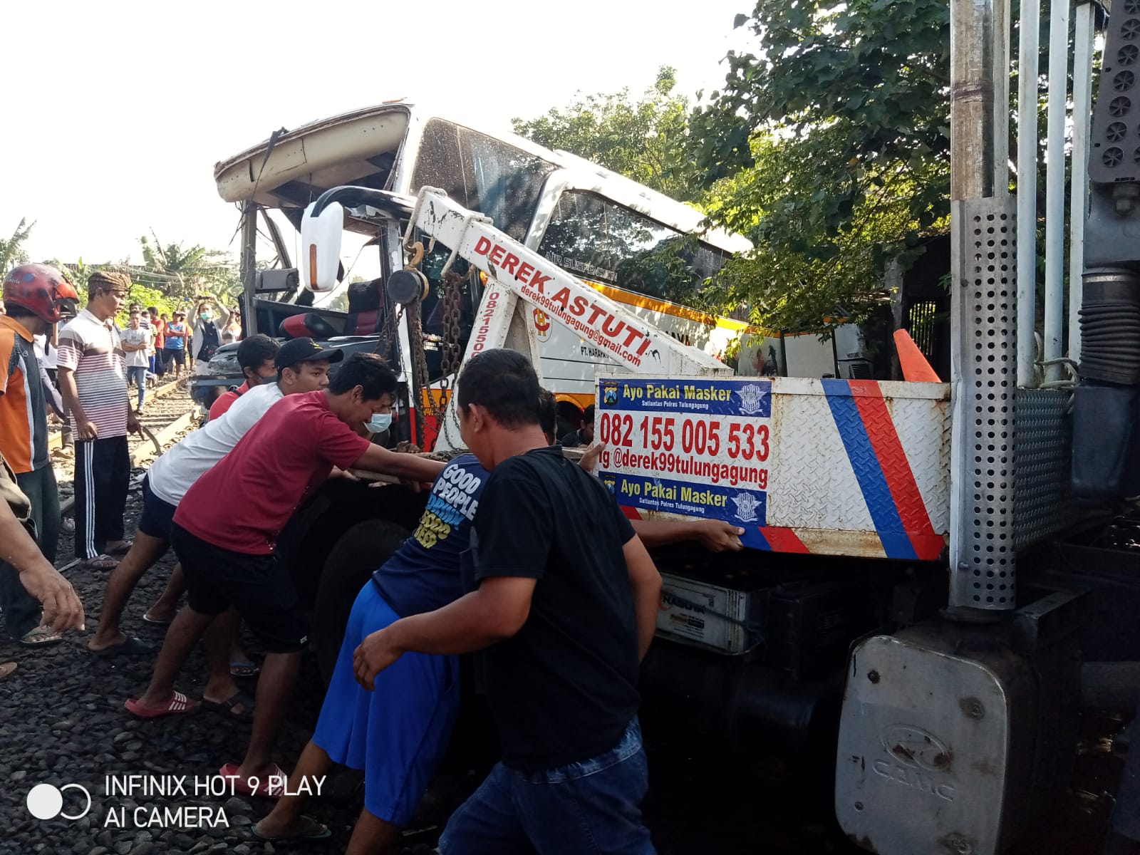 Petugas mengevakusi badan bus dari lokasi tabrakan.