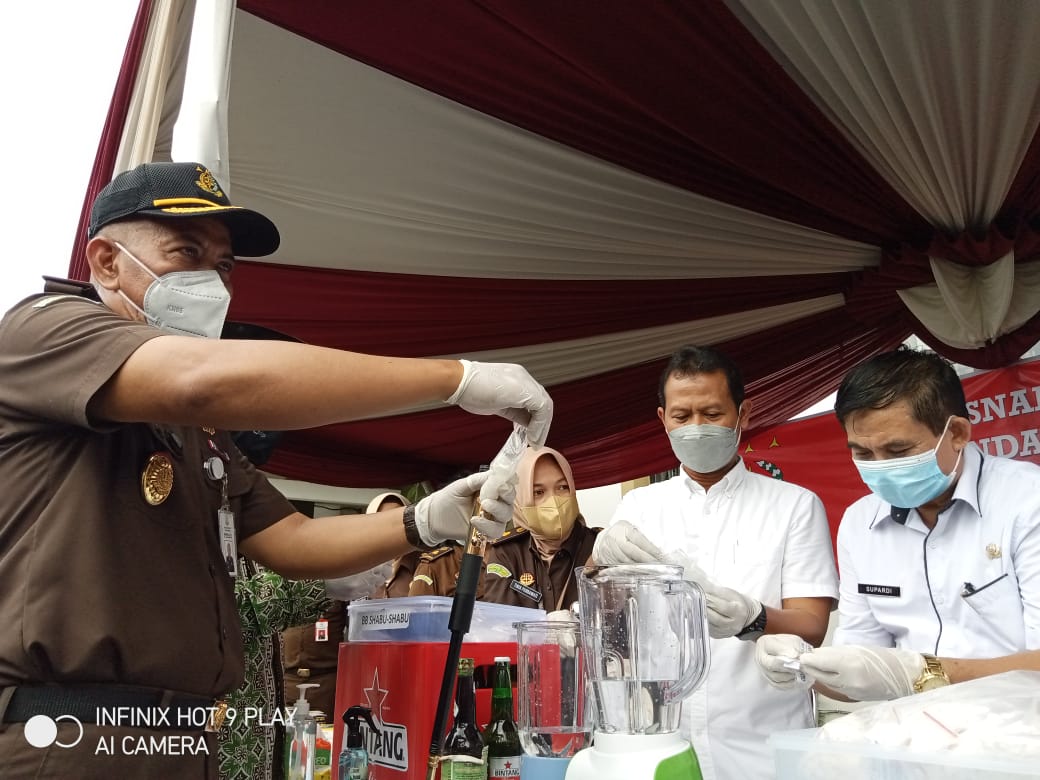 Kajari Tulungagung, Mujiarto musnahkan narkotika jenis sabu dengan mencampurnya dengan air.