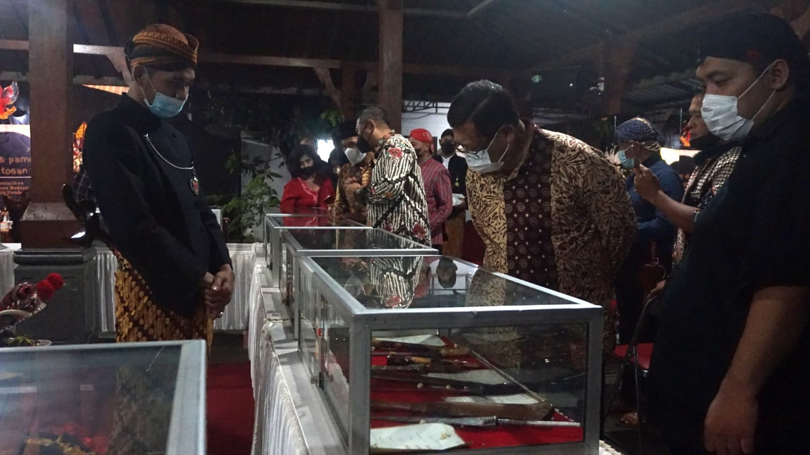 Bupati Tulungagung, Maryoto Birowo melihat Pameran dan Bursa Keris Tosan Aji yang dilaksanakan dirumah Mantan Bupati Tulungagung, Sahri Mulyo.