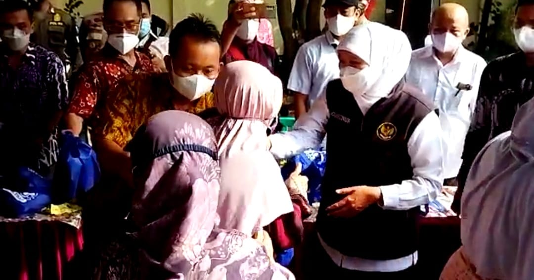 Gubernur Jatim, Khofifah Indar Parawansa memantau langsung pendistribusian minyak goreng melalui operasi pasar di Kabupaten Probolinggo.
