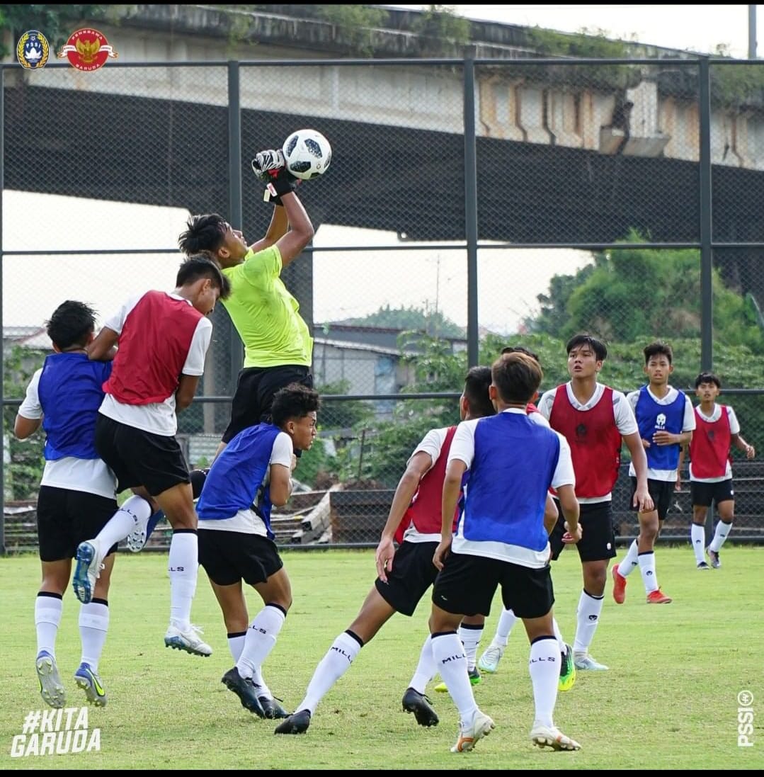 Andika (melompat) saat berlatih di pemusatan latihan di Jakarta (credit foto : PSSI)