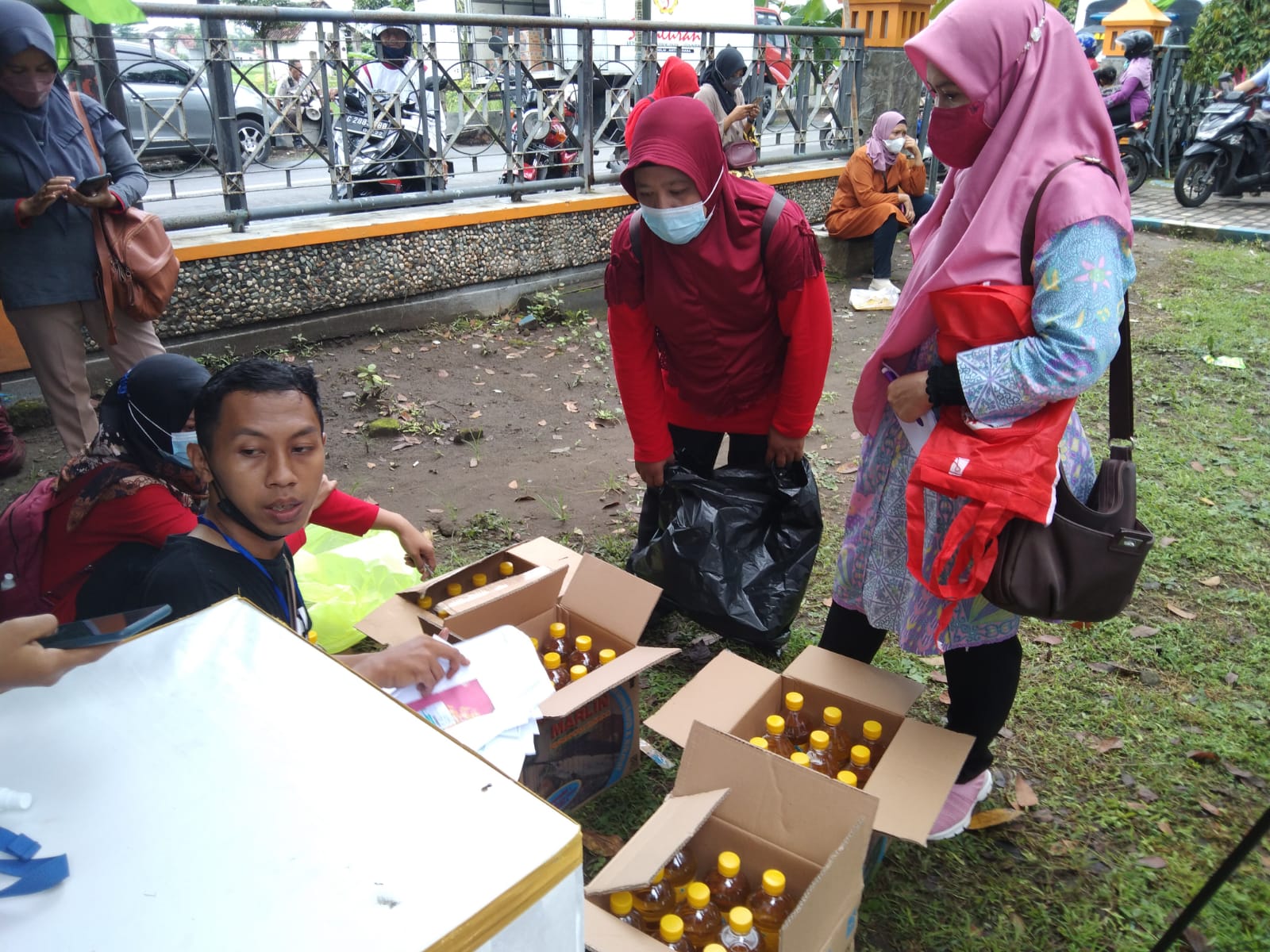 Pegawai instansi membeli minyak hingga 3 dus.