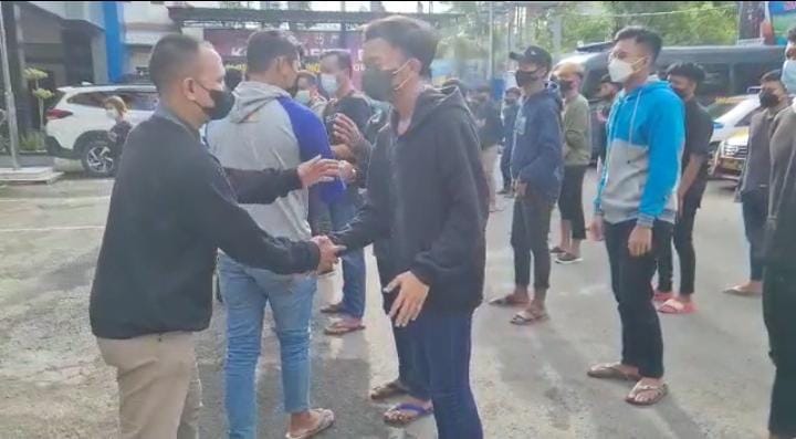 Anggota perguruan silat dibariskan dan diajak bersilaturahmi antar perguruan silat.
