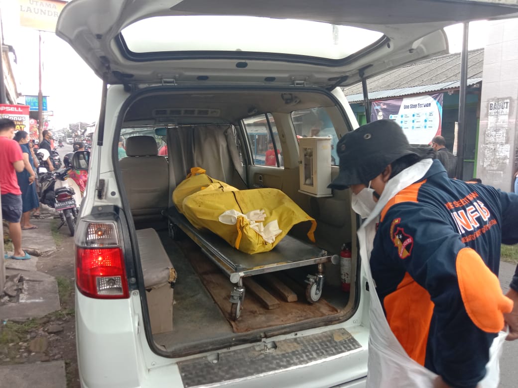 Proses evakuasi jenazah korban.