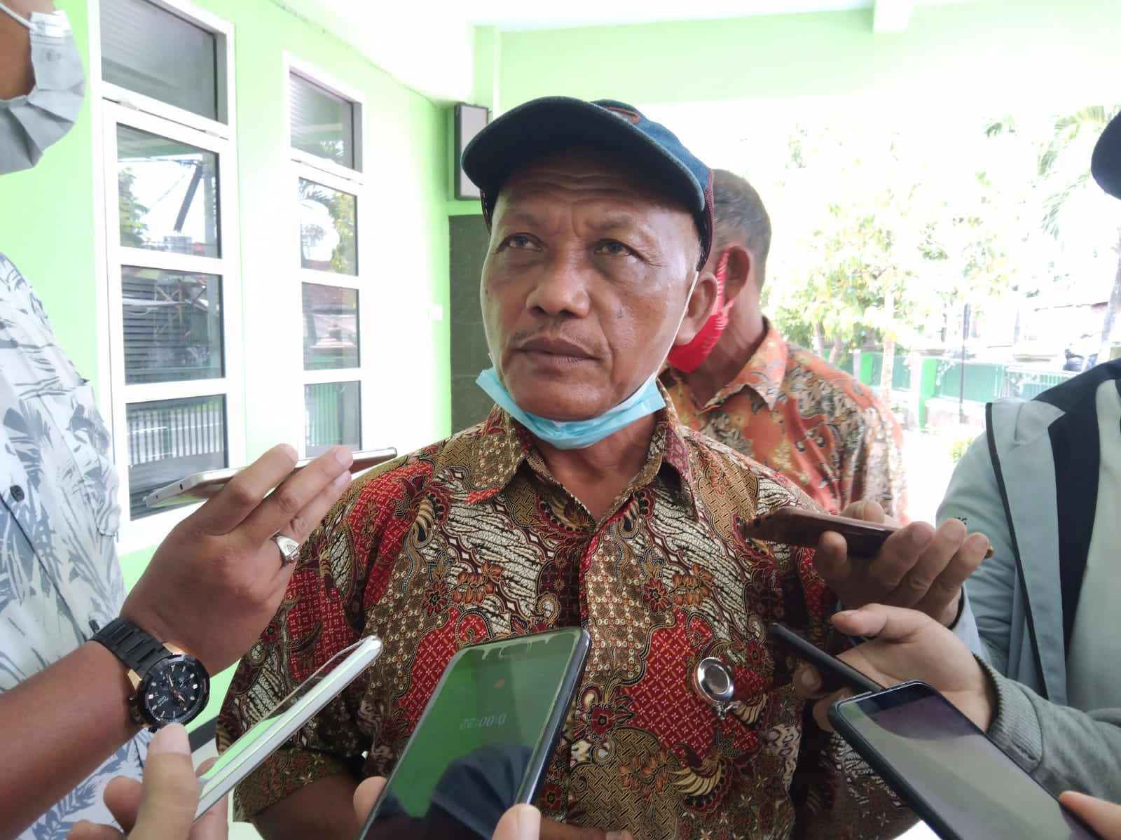  Perwakilan petani Desa Besole, Pawit saat dimintai keterangan oleh awak media