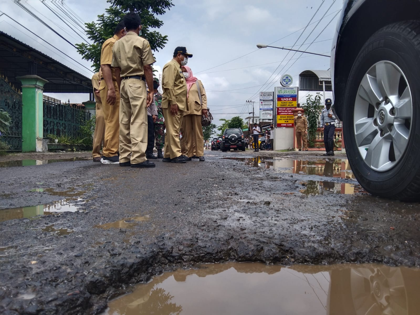 Bupati Tulungagung, Maryoto Birowo saat melihat ruas jalan yang rusak di Desa Panjerrejo Kecamatan Rejotangan.