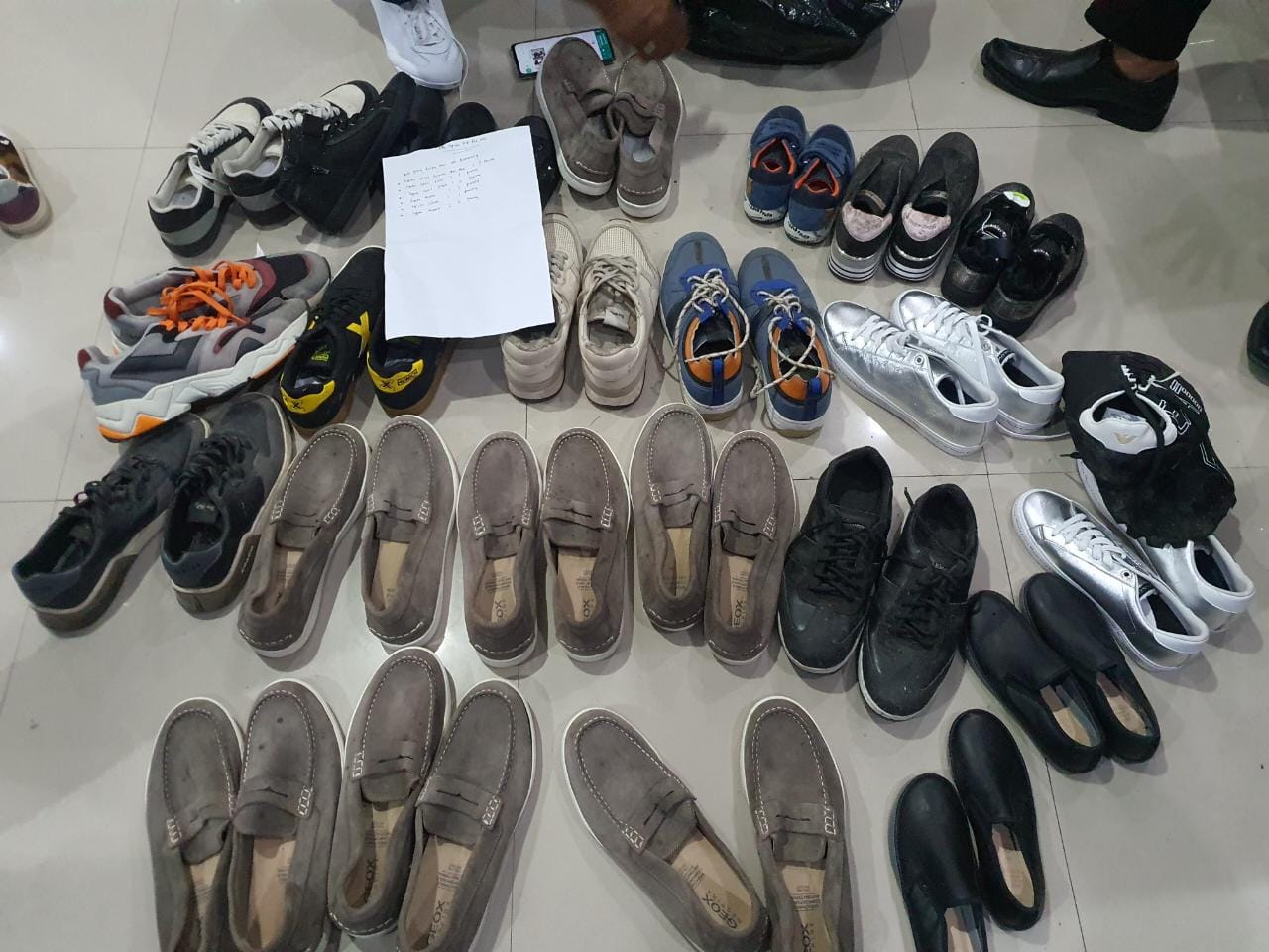 barang bukti sepatu hasil curian yang disita petugas