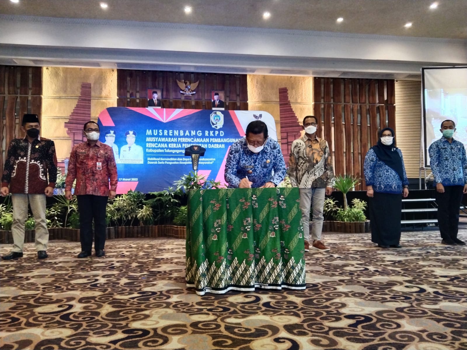  Bupati Tulungagung, Maryoto Birowo saat menandatangani dokumen Musrembang