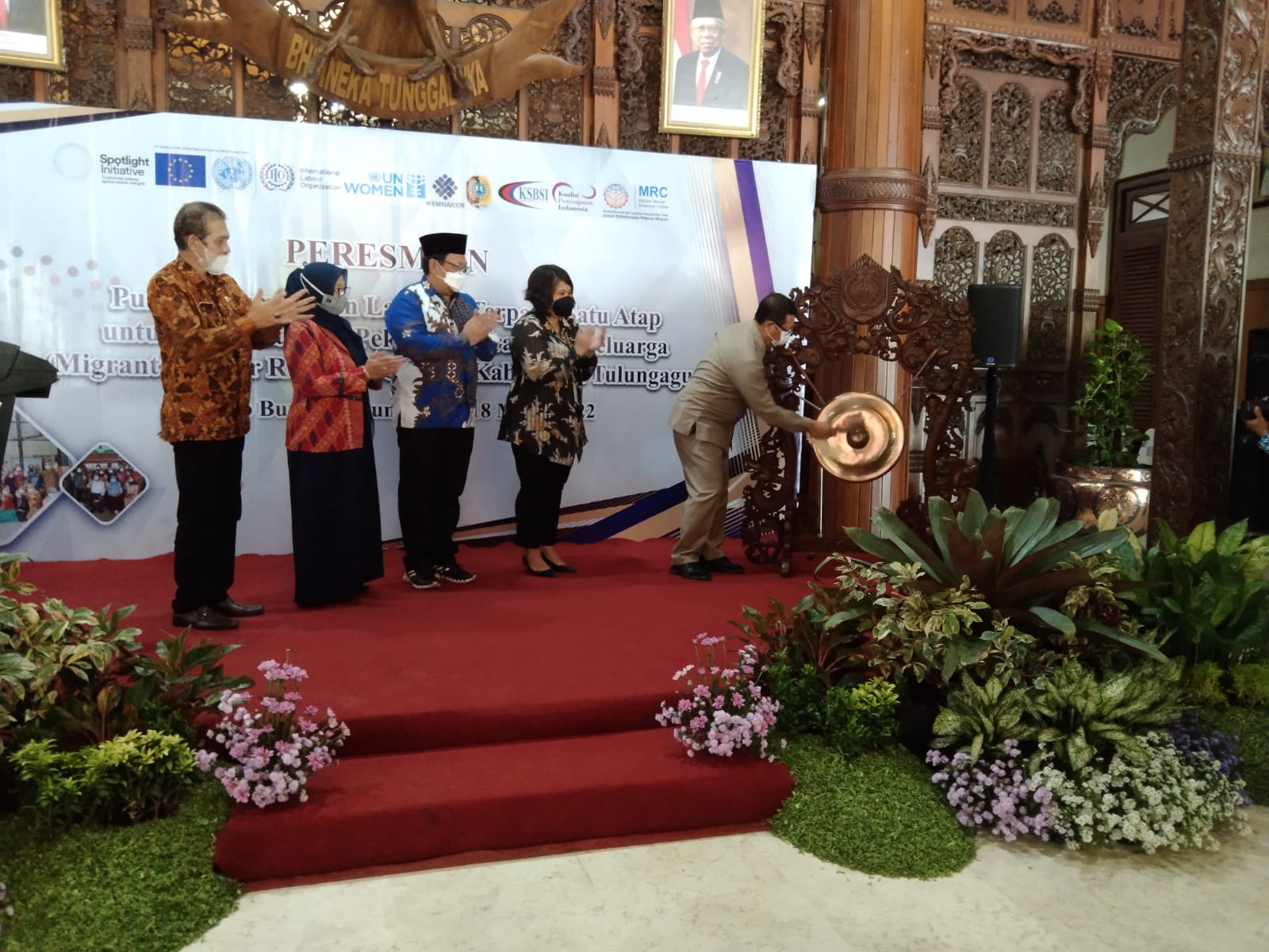 Bupati Tulungagung, Maryoto Birowo memukul gong tanda diresmikanya LTSA dan MRC Kabupaten Tulungagung.