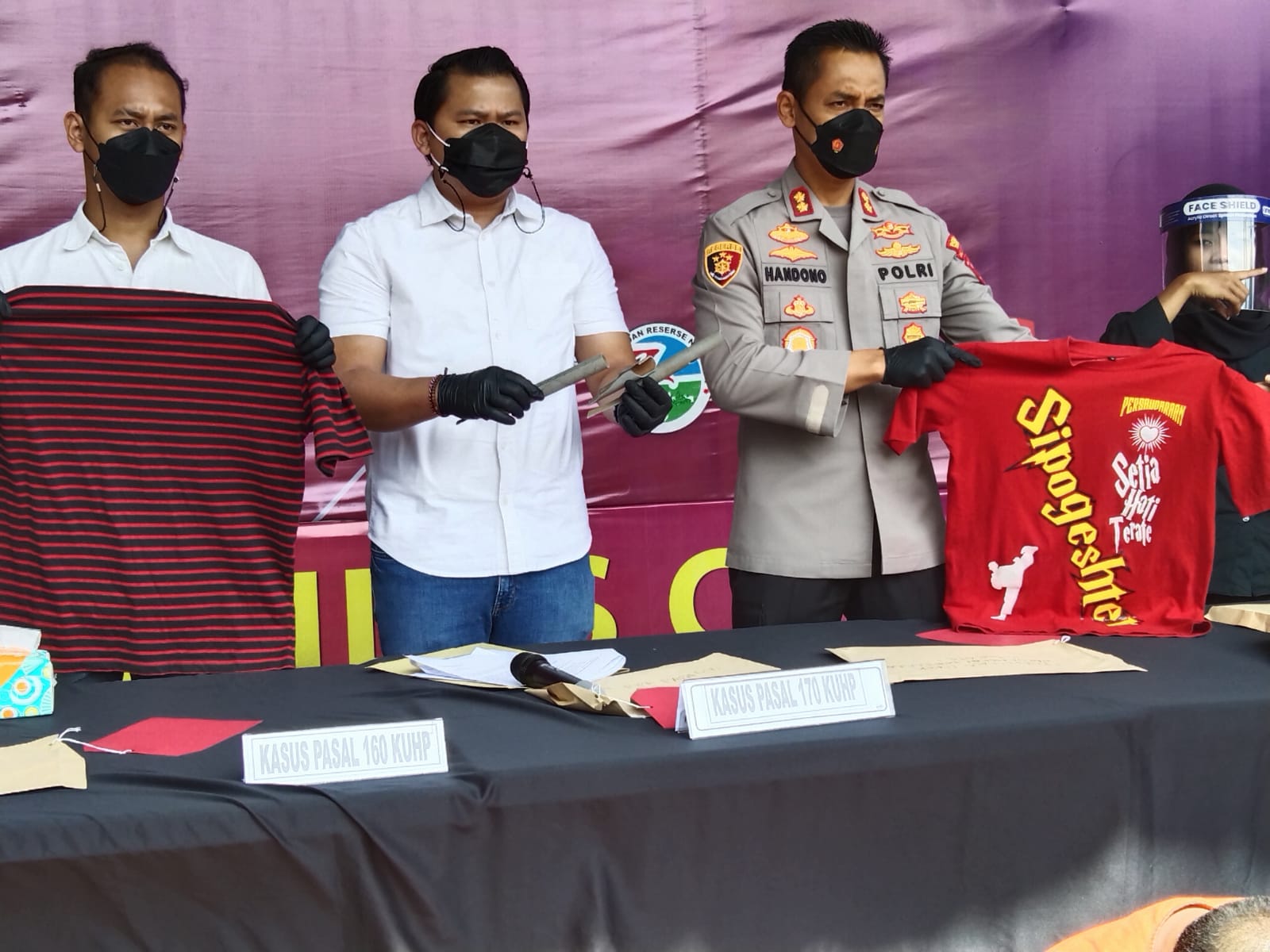Kapolres Tulungagung, Handono Subiakto saat tunjukan barang bukti pengroyokan.