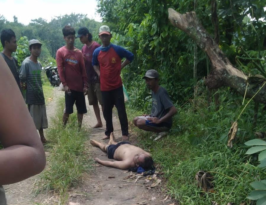 Jenazah Bangun sesaat setelah diangkat ke permukaan oleh warga.