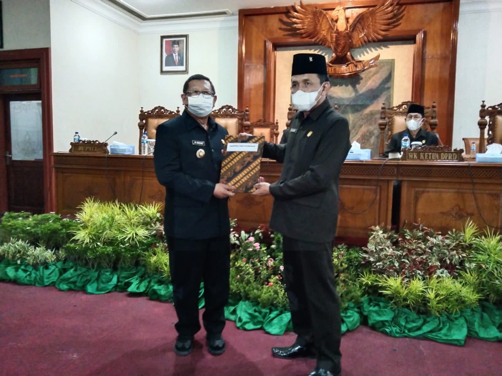 Bupati Tulungagung, Maryoto Birowo (kiri) serahkan LKPJ pada Ketua DPRD Kabupaten Tulungagung, Marsono.