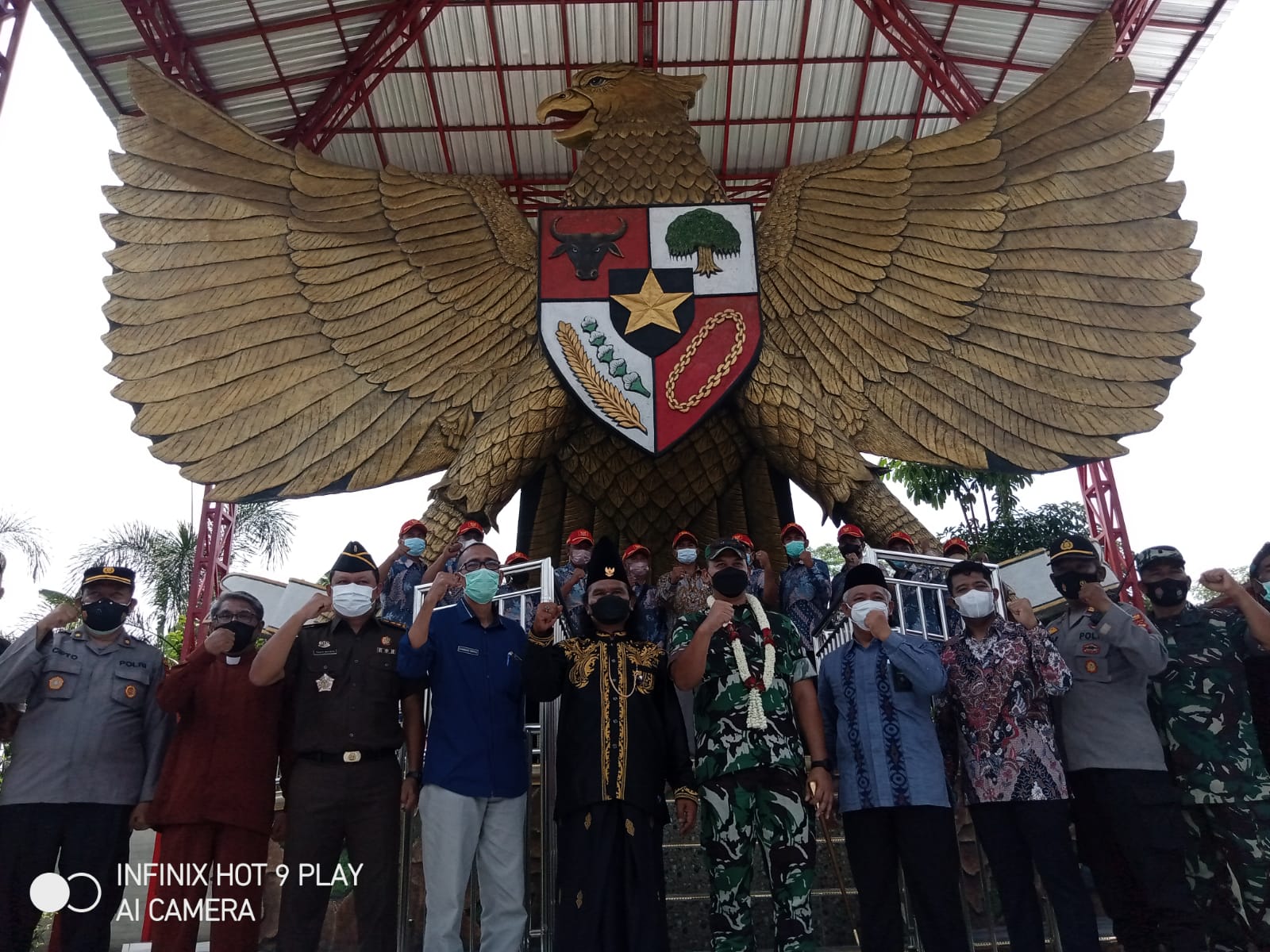 Dandim Tulungagung, Letkol Yoki Malinton bersama pengasuh Pondok Pesantren Al badru Alaina bersama Pemerintah Kecematan nagntru berfoto di depan monument Pancasila Pondok Pesantren Al Badru Alaina.