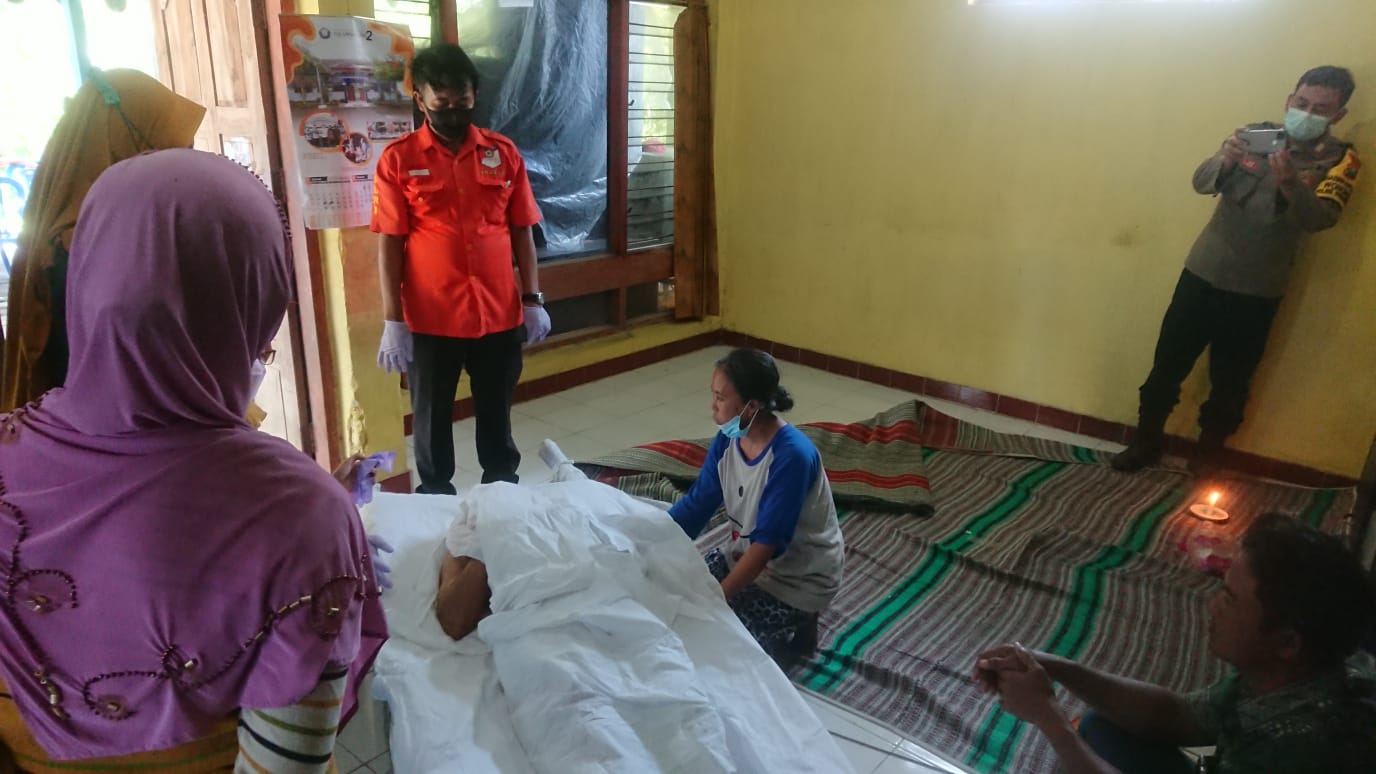 Petugas saat memeriksa jenazah korban.