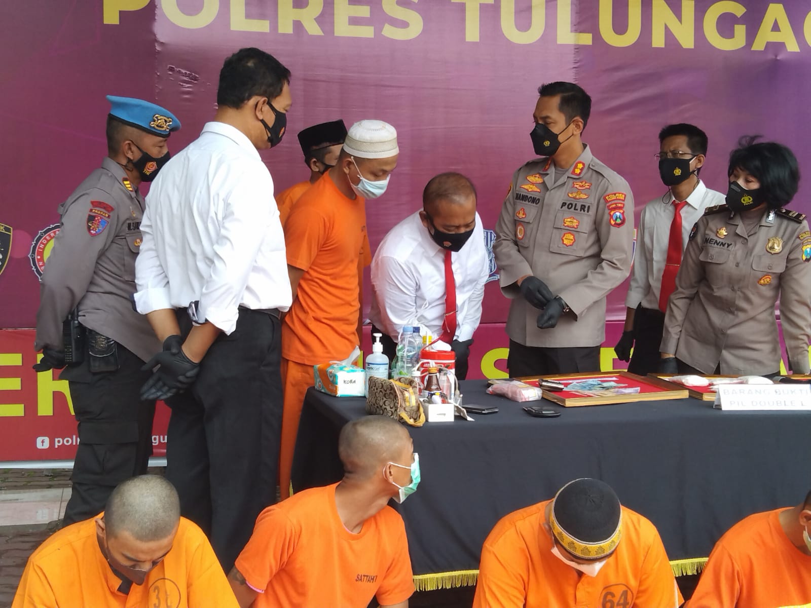 Kapolres Tulungagung saat bertanya pada salah satu tersangka pengedar.