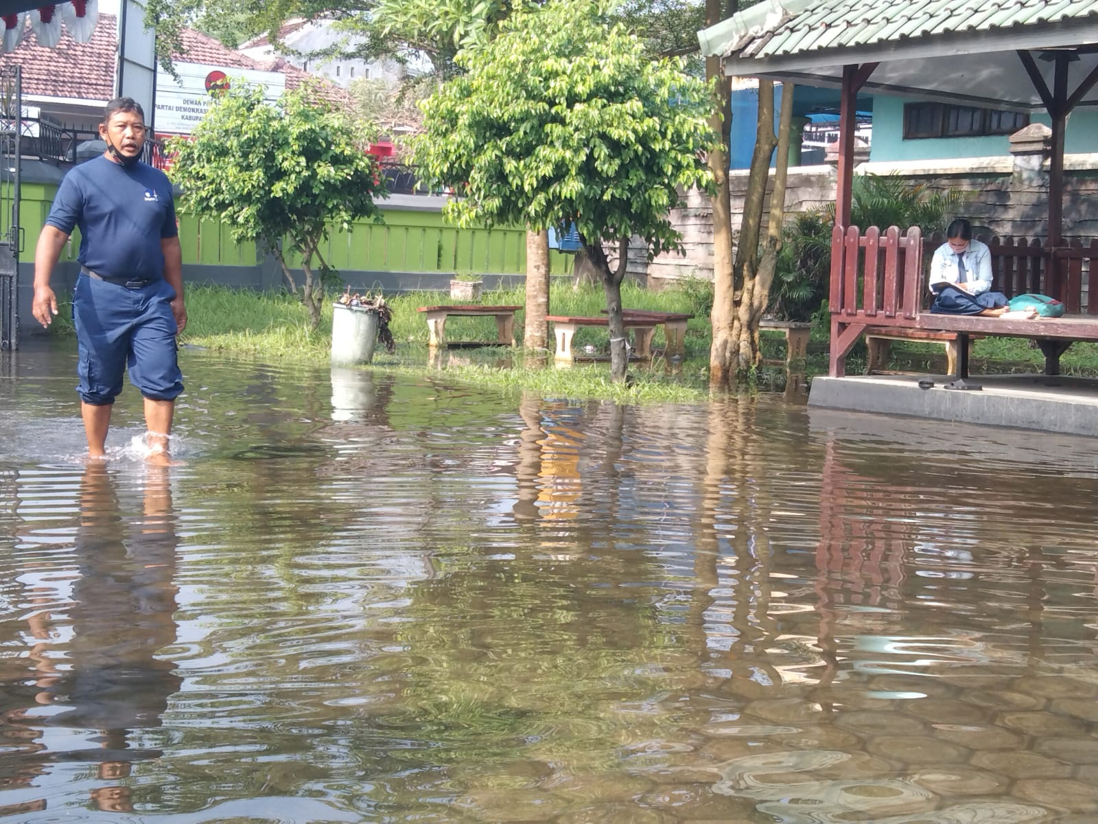 Siswa menunggu jemputan di gazebo sekolah.