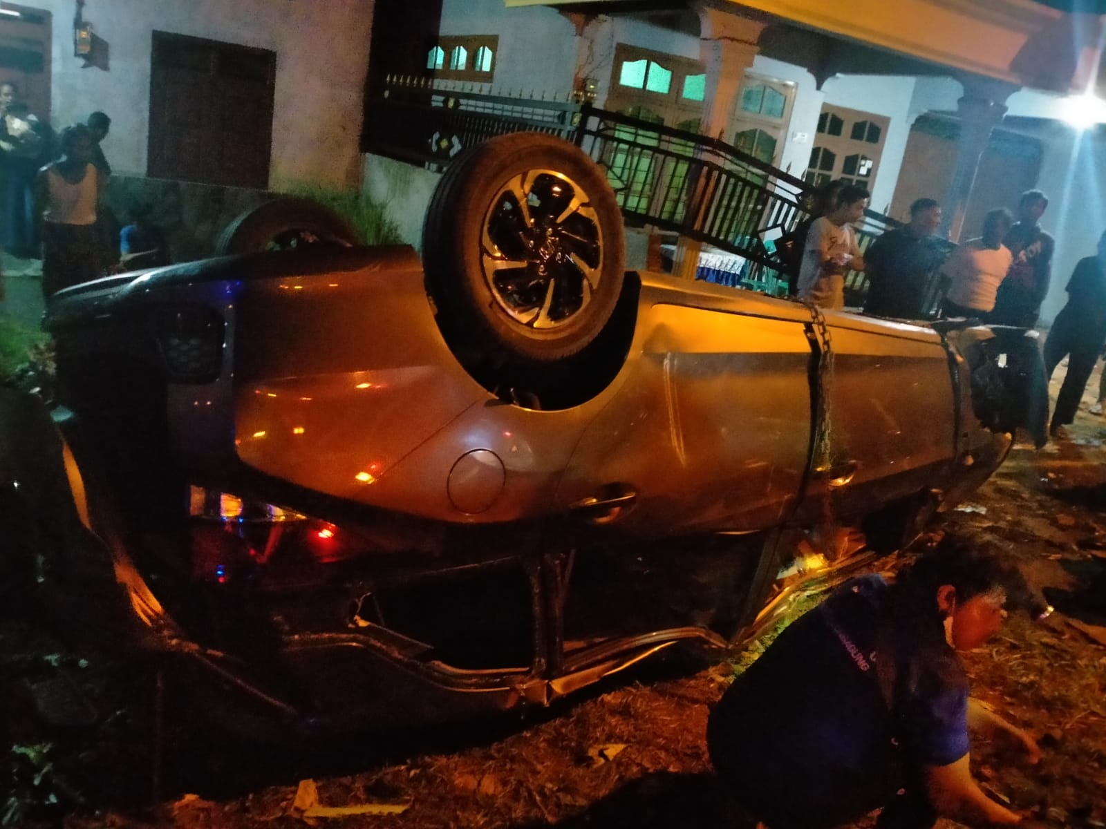 Rusak berat, kondisi mobil yang menabrak tiang lampu dan terguling di Jalan Raya Ngantru.