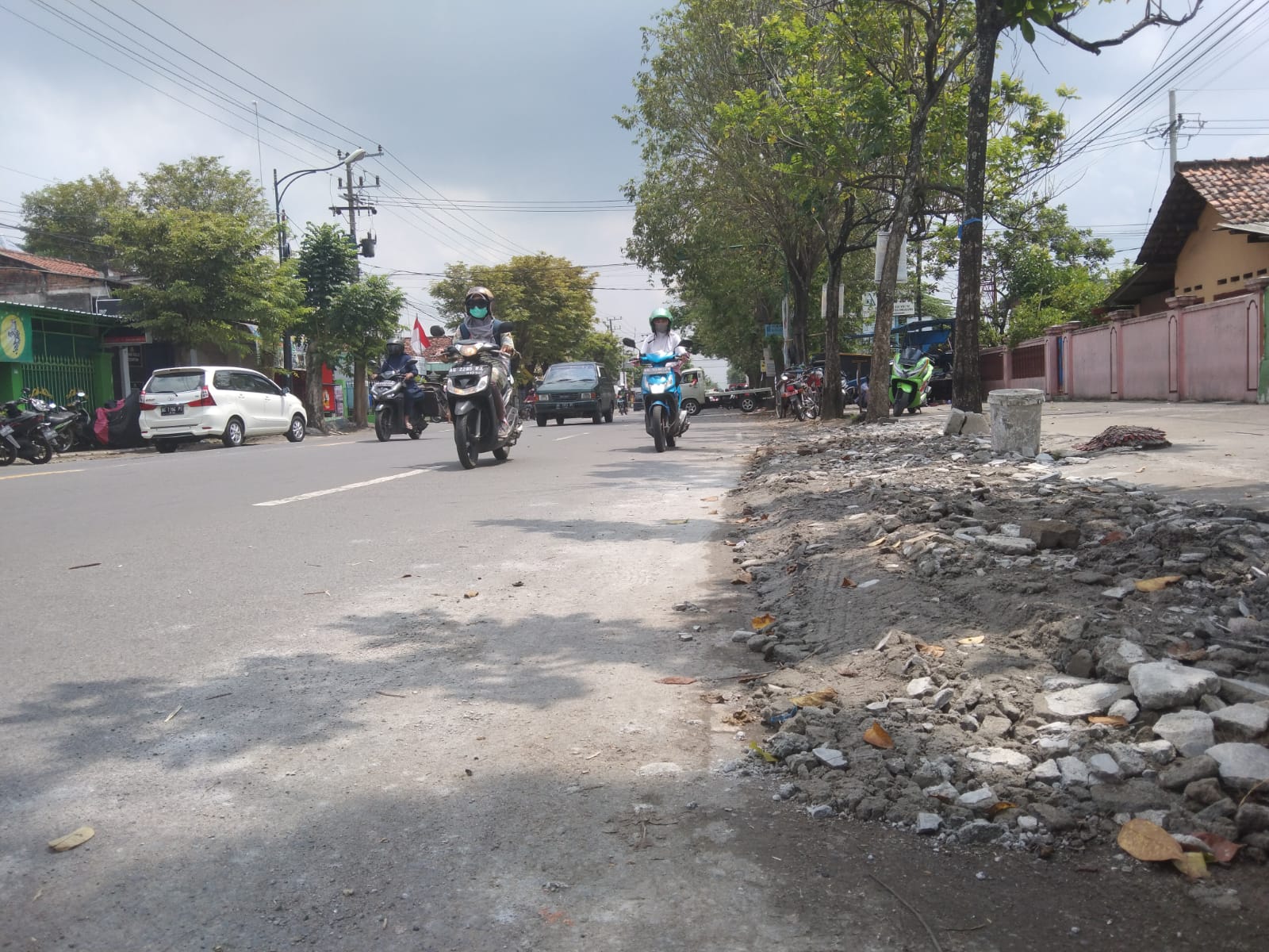 Urukan material di Jalan I Gusti Ngurah Rai yang dikeluhkan pedagang.
