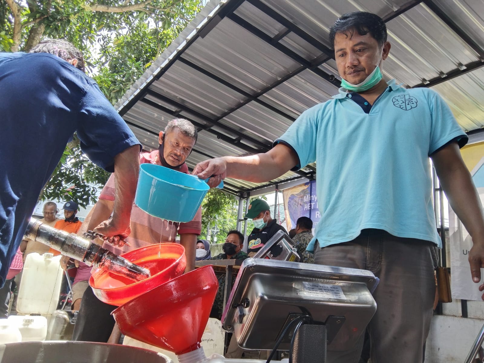 Pendistribusian minyak goreng curah bersubsidi di Kantor Disperindag dan Pasar Kabupaten Tulungagung.