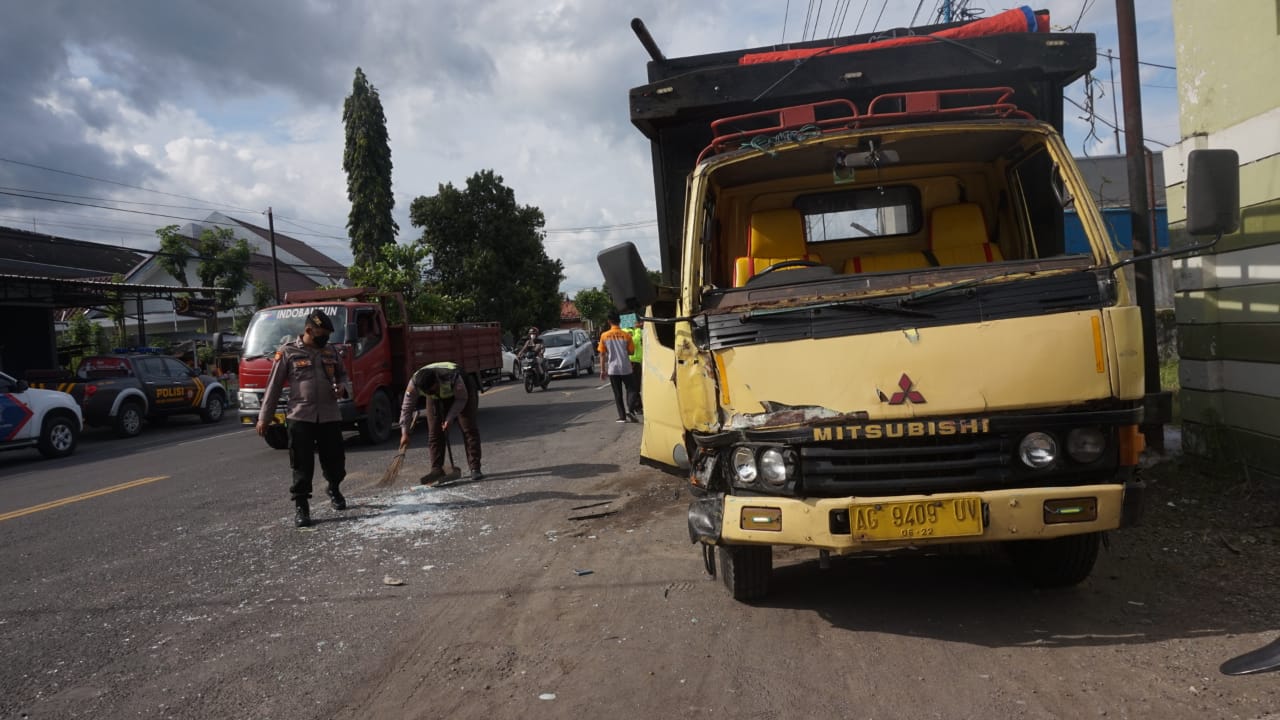 Bagian depan truk yang ringsek akibat kecelakaan beruntun.