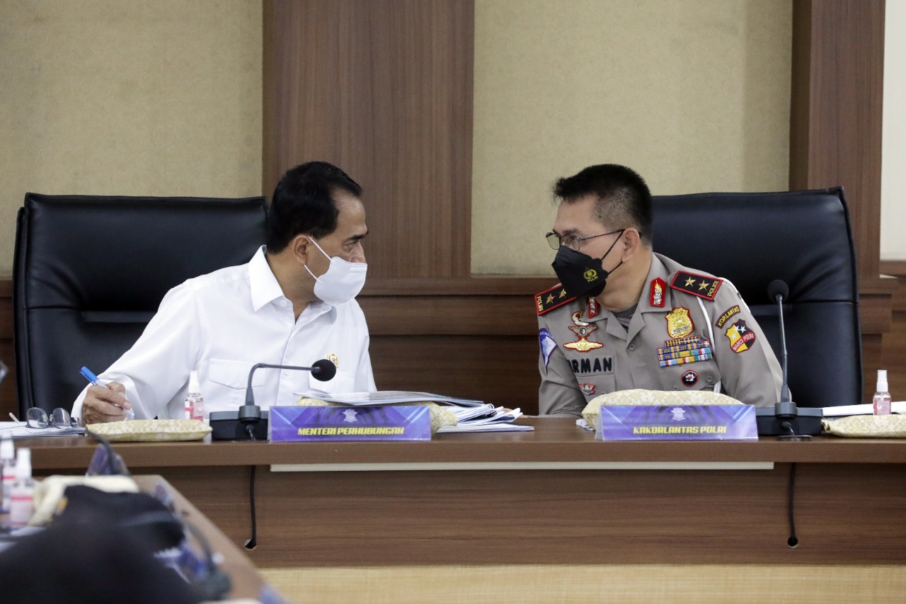 Kakorlantas Polri Irjen Firman Shantyabudi (kanan). (polri.go.id)