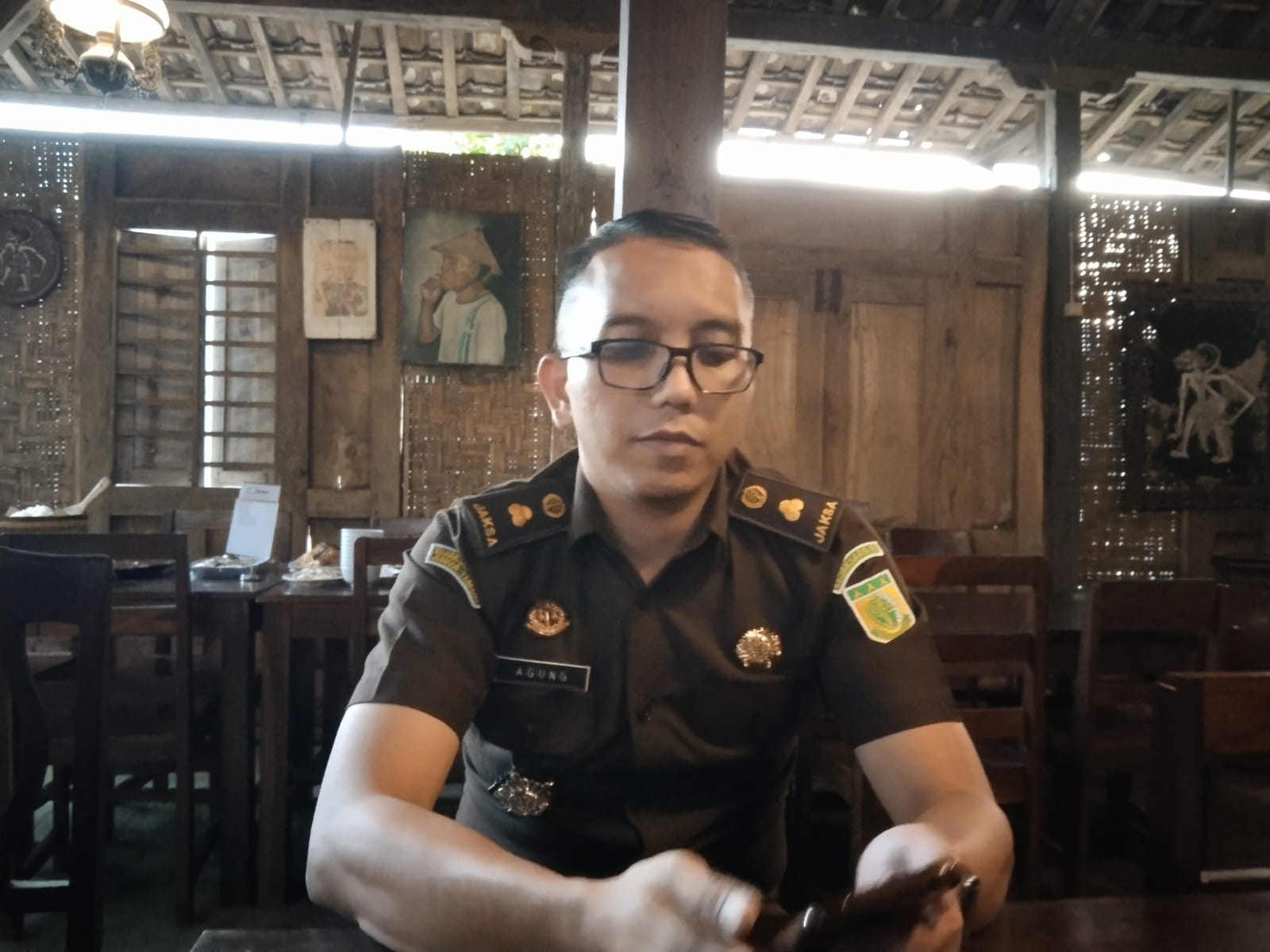 Kasi Intel Kejaksaan Negeri Tulungagung, Agung Tri Radityo ketika di wawancarai awak media.