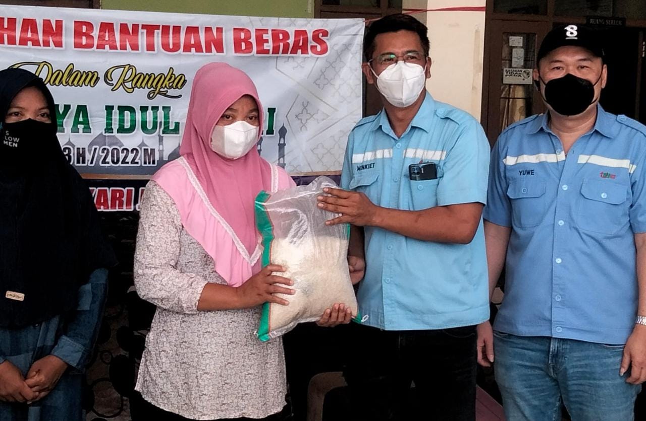 Ratusan warga di Kota Probolinggo, terima paket beras melalui CSR PT Berdikari Jaya Bersama. Hal itu dilakukan untuk pemenuhan kebutuhan di tengah bulan suci ramadan.