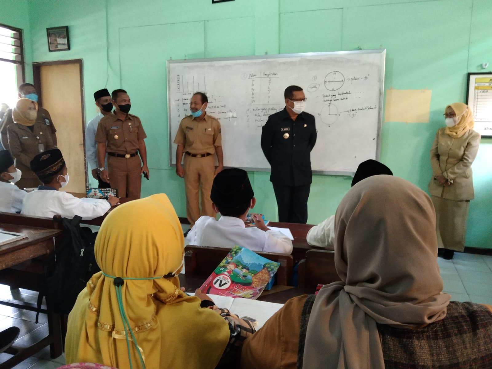 Bupati Tulungagung, Maryoto Birowo melihat uji coba PTM 100 persen di SDN 2 Beji.