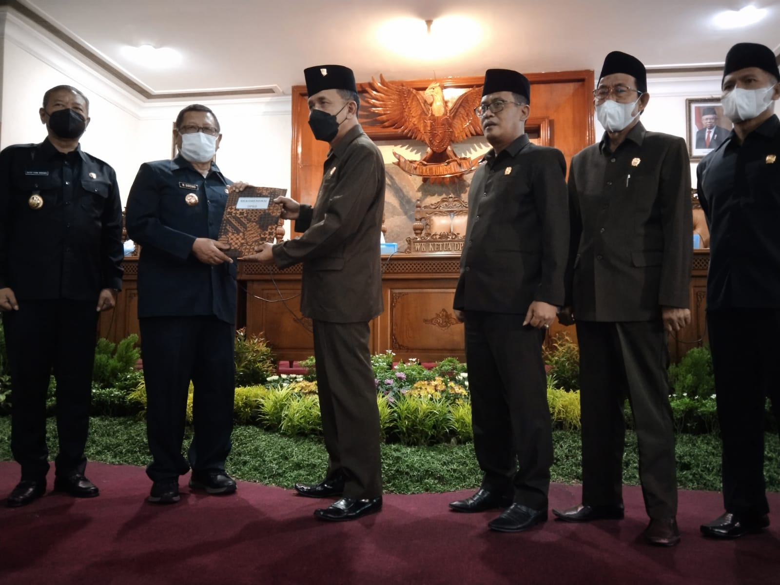 Bupati Tulungagung (kiri) menerima rekomendasi LKPJ dari DPRD Tulungagung.