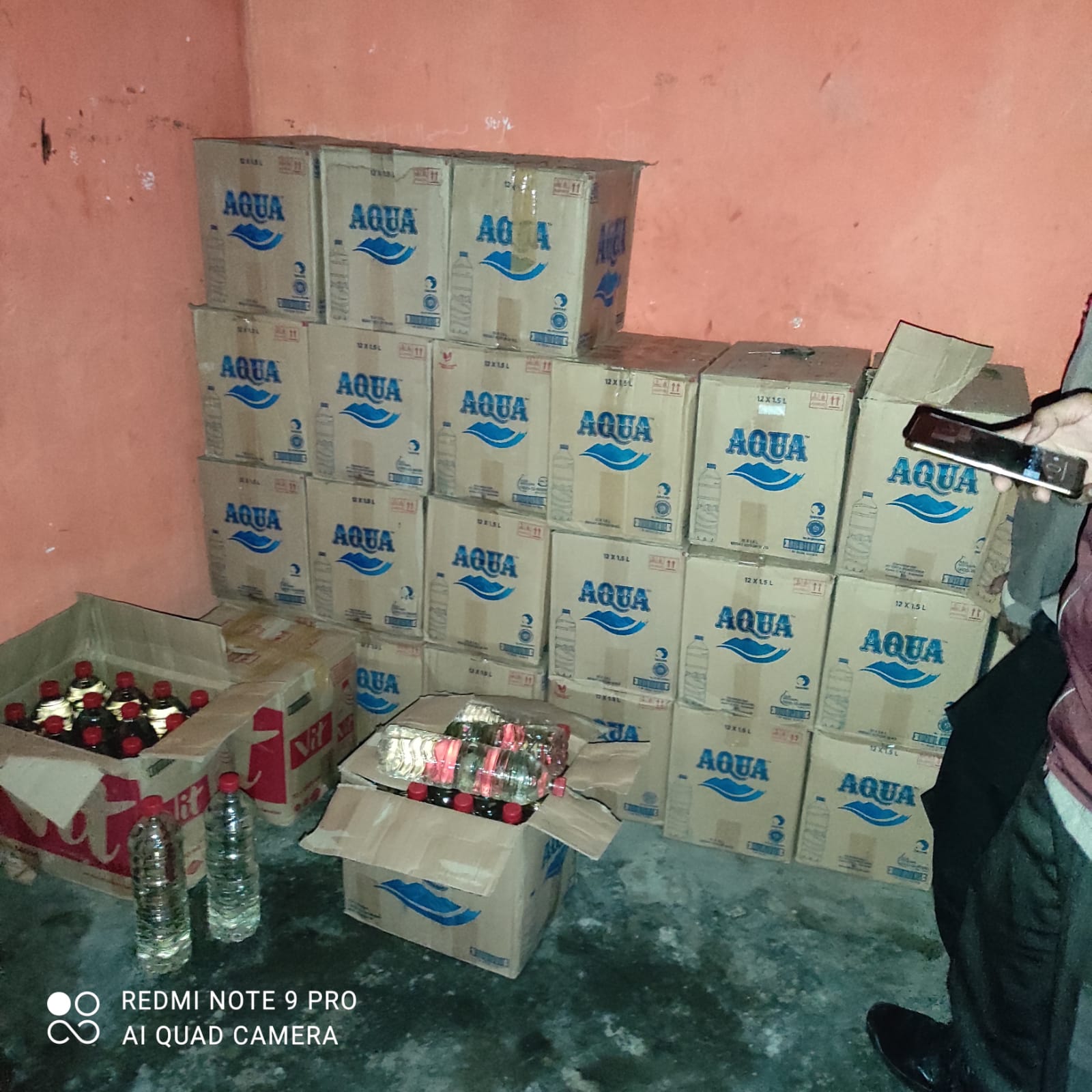 Rumah kost yang digunakan untuk menyimpan ratusan botol miras (dok.pol)