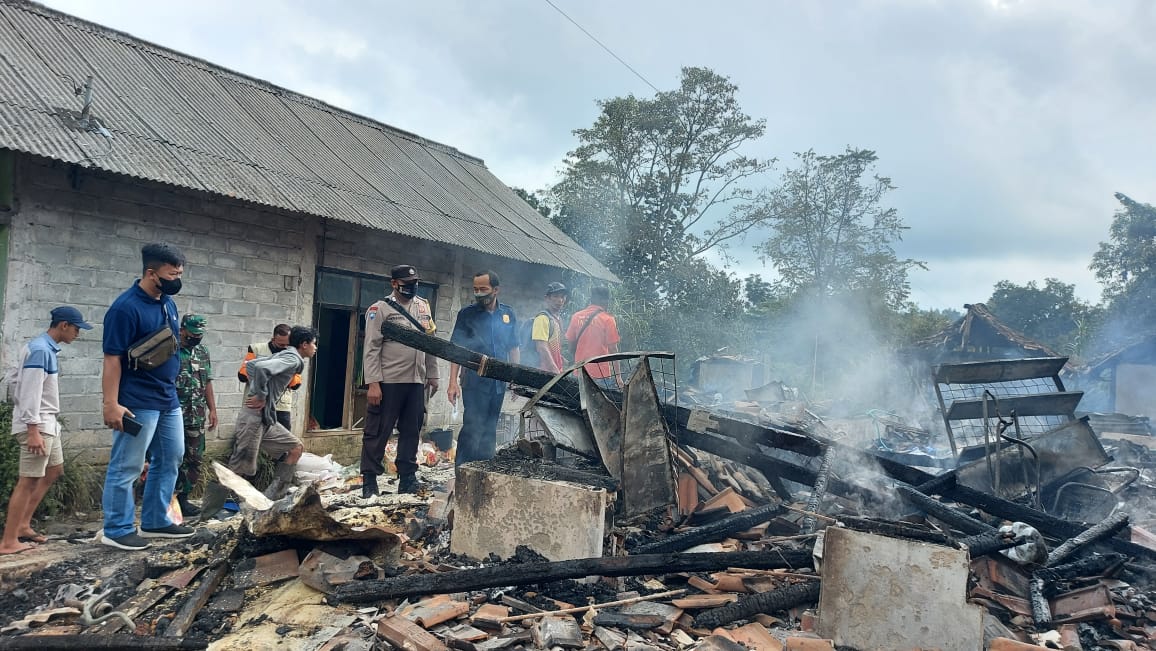 Petugas memeriksa lokasi kebakaran di Desa Geger