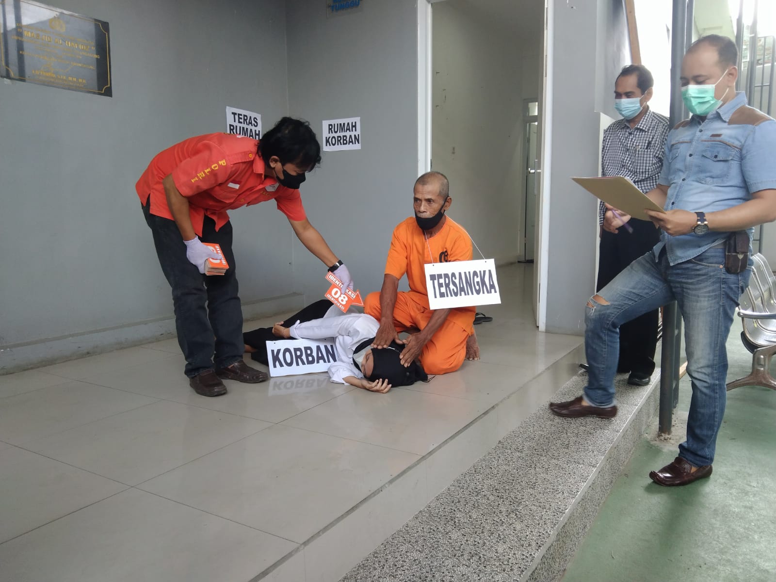 Tersangka T saat memperagakan penganiayaan terhadap istrinya yang berujung kematian.