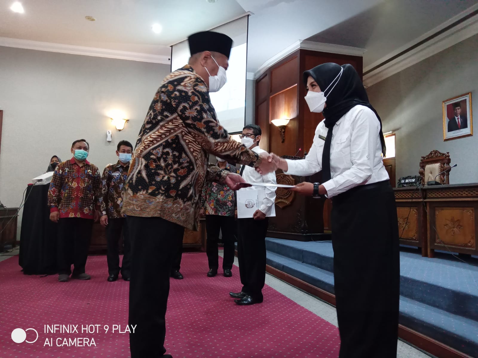 Pemberian SK secara simbolis dari Wabup Tulungagung, Gatut Sunu Wibowo pada perwakilan P3K.