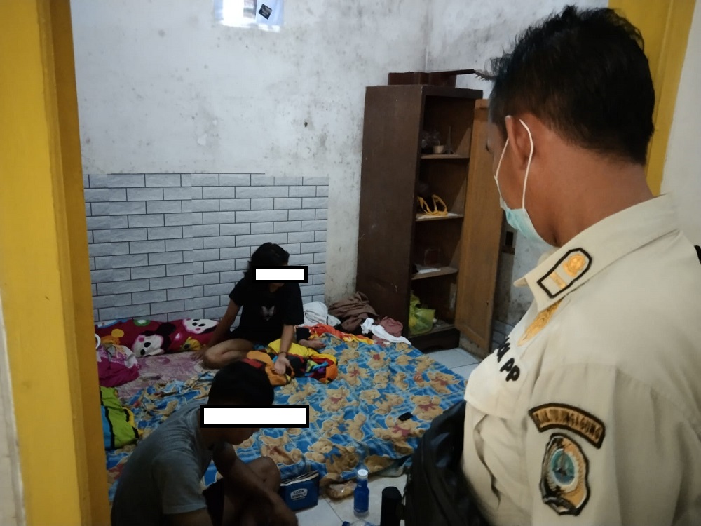 Salah satu pasangan bukan suami istri yang kedapatan berada dalam satu kamar.