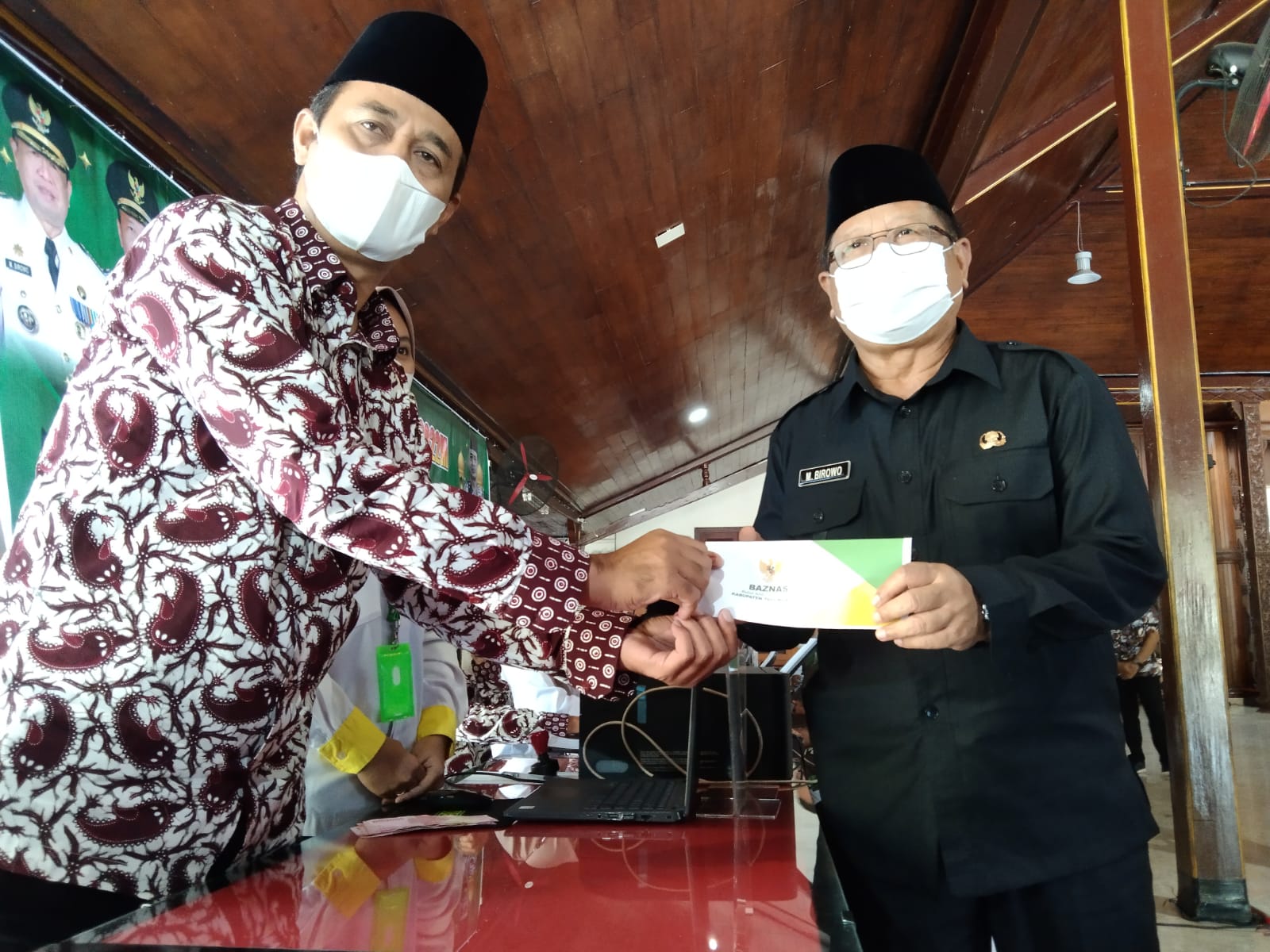 Bupati Tulungagung, Maryoto Birowo membayar zakat mal.