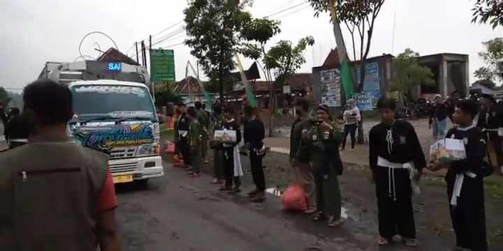 Anggota Perguruan Silat membagikan takjil pada pengguna jalan (ist).