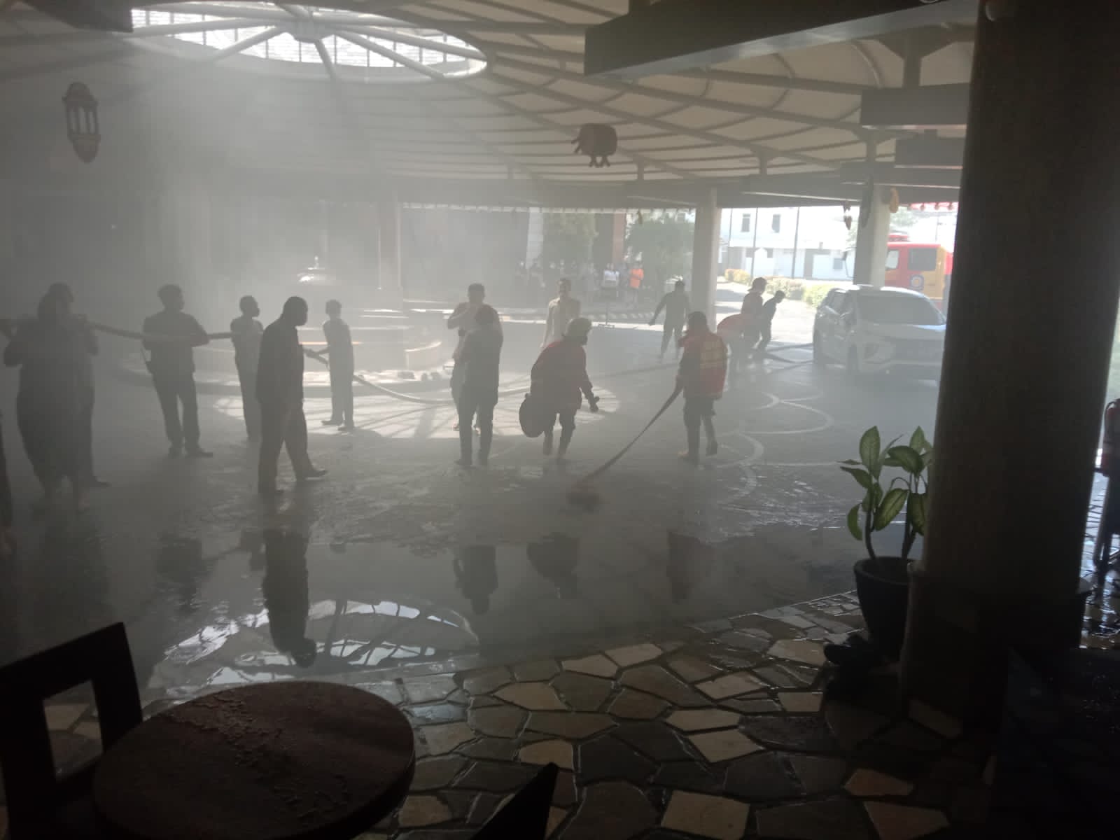 Petugas Damkar saat memadamkan api di Hotel Crown Victoria.