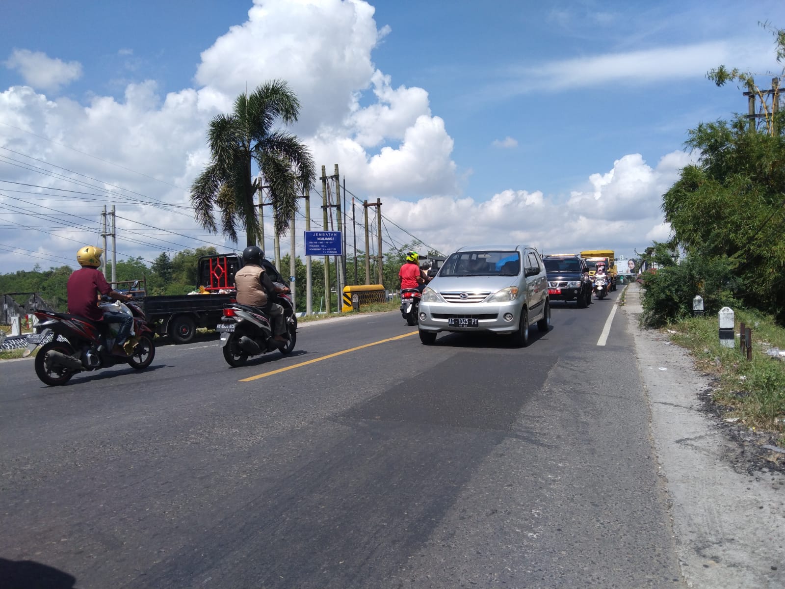 Jembatan Ngujang 1 yang menghubungkan Desa Ngujang Kecamatan Kedungwaru dan Desa Pinggirsari Kecamatan Ngantru.