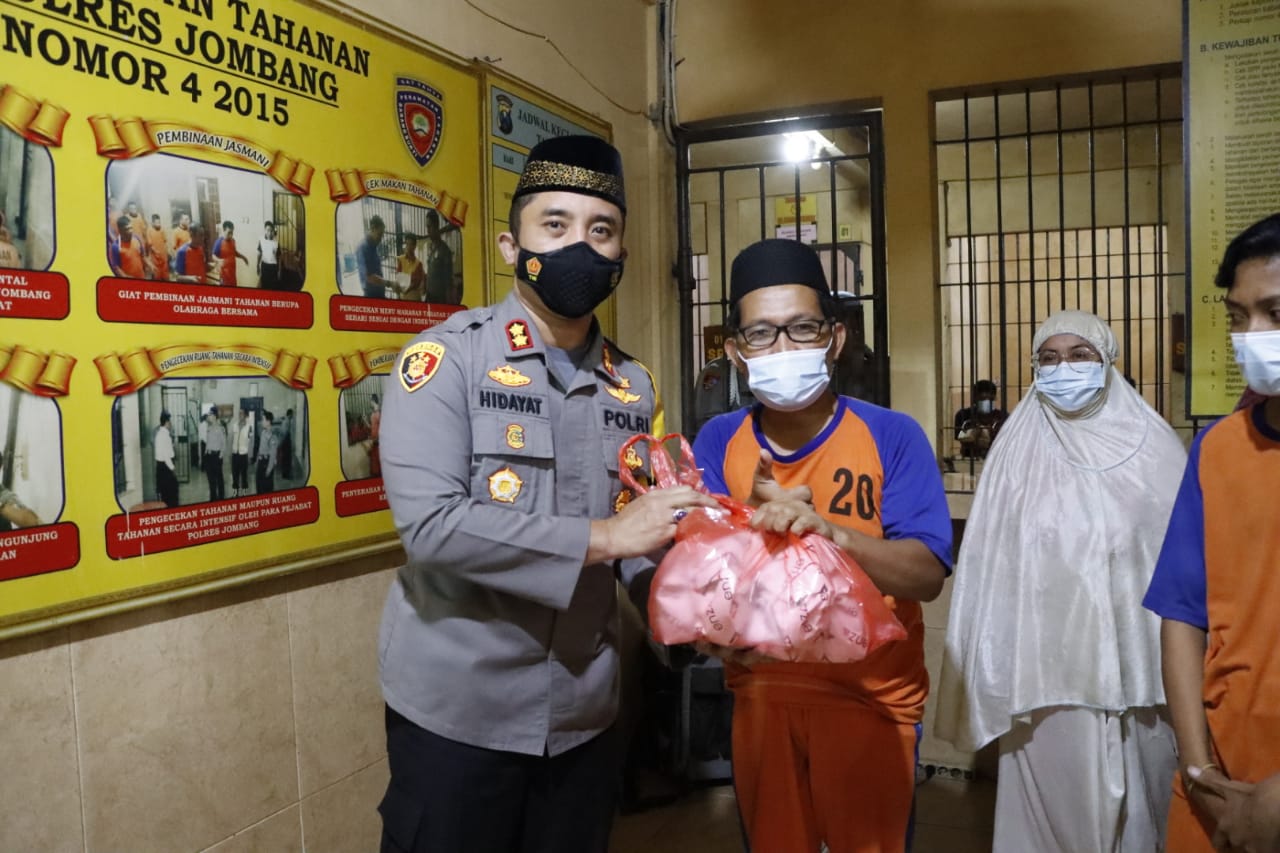 Kapolres Jombang saat mengajak buka puasa bersama tahanan