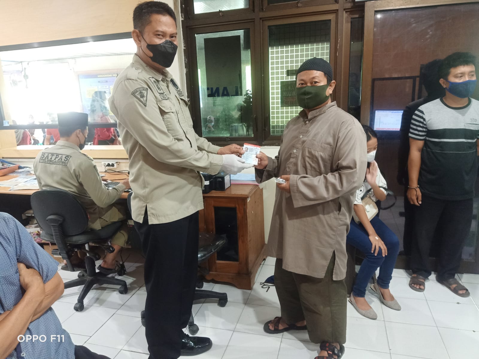 Petugas Satpas SIM Tulungagung ketika memberikan SIM kepada Galih Asmoro (ist)