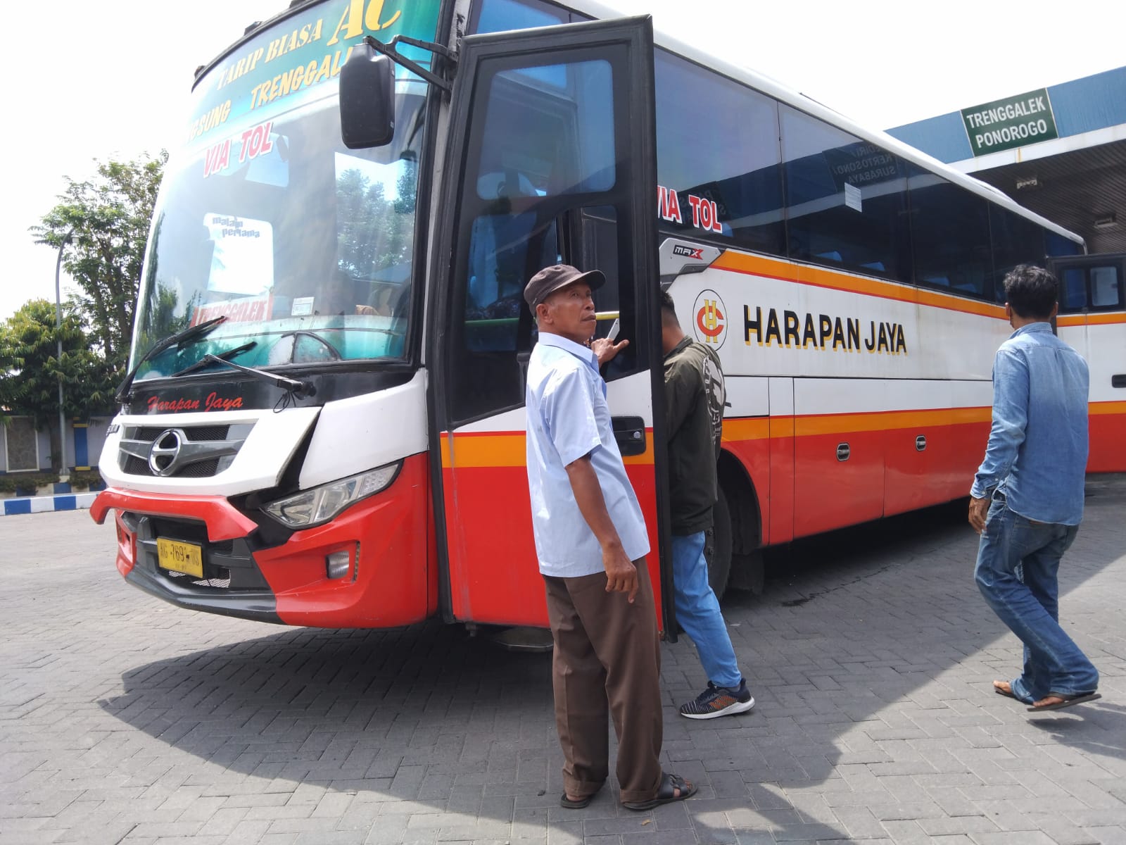 Penumpang bus di Terminal Gayatri Tulungagung.