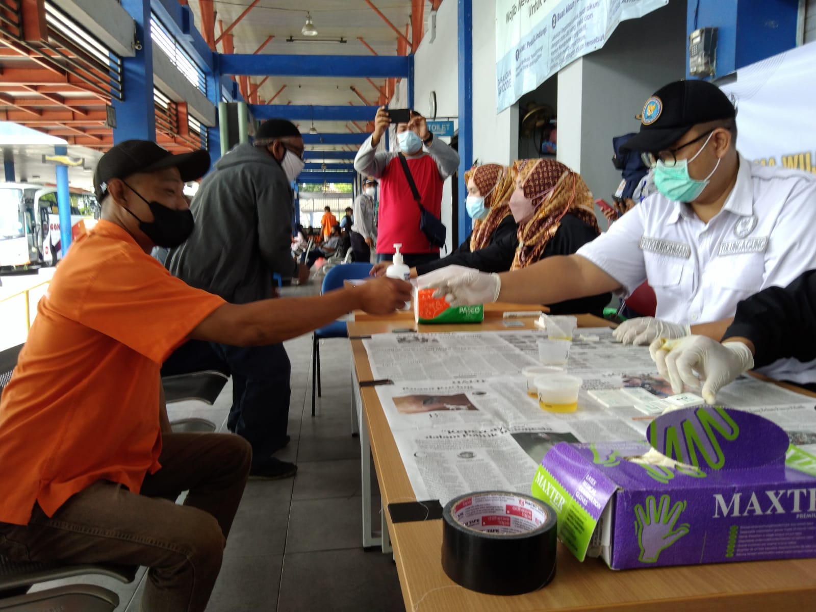 Tes urine bagi pengemudi bus di Terminal Gayatri Tulungagung
