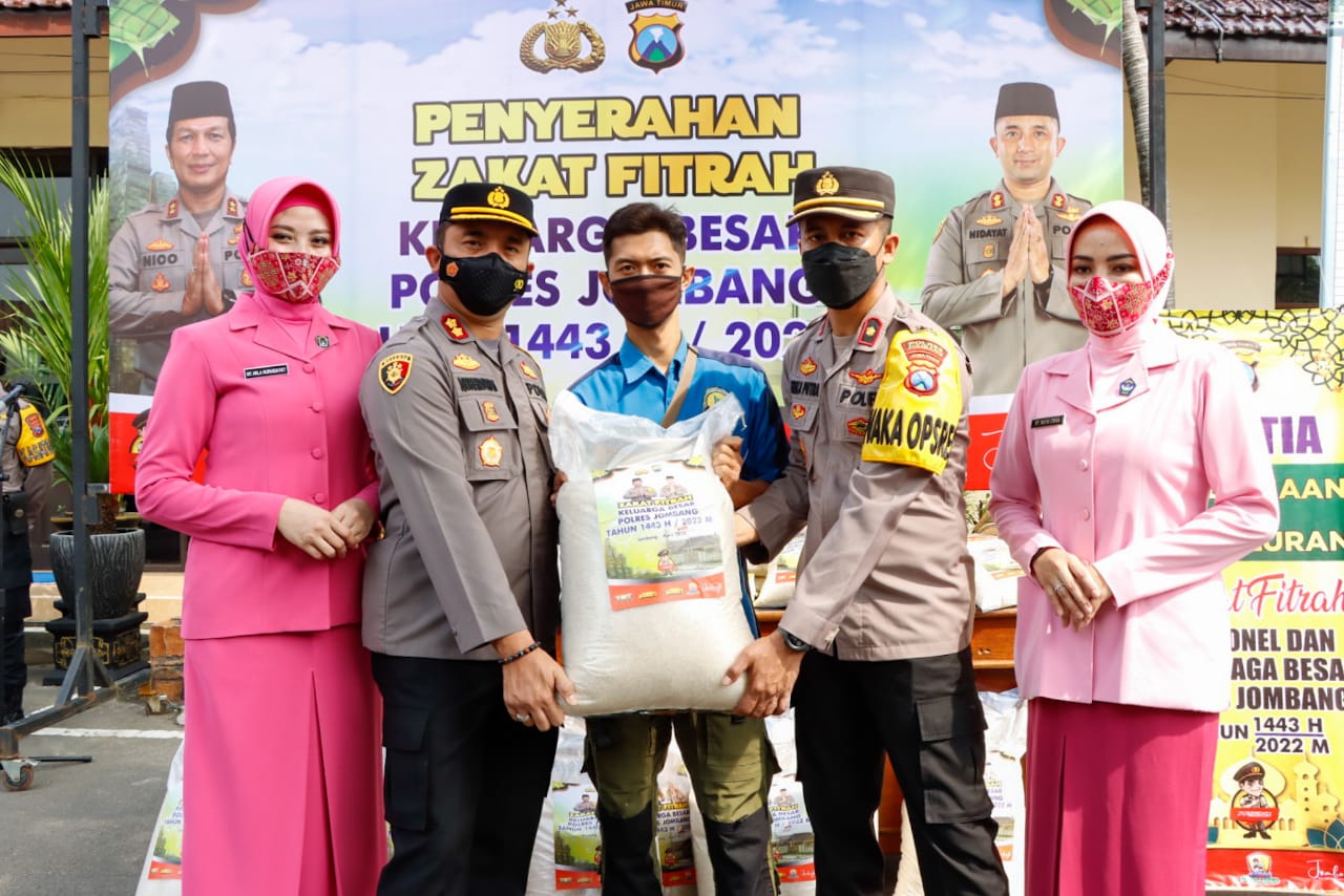 Kapolres Jombang AKBP Mochammad Nurhidayat saat sarahkan zakat Fitra kepada warga penerima.