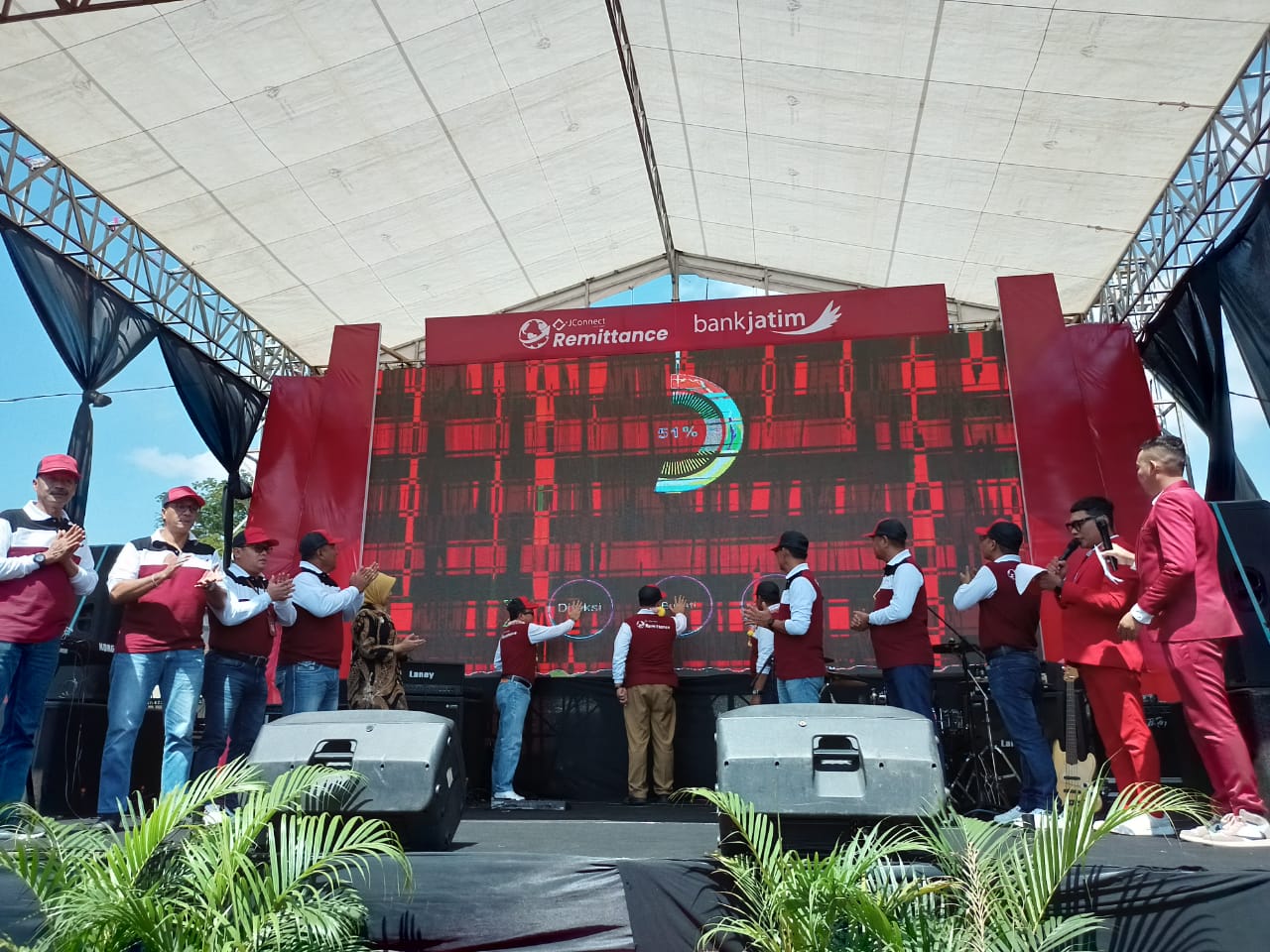 Bupati Tulungagung (tengah) menekan tombol tanda di launchingnya J Connect Remiten Bank Jatim