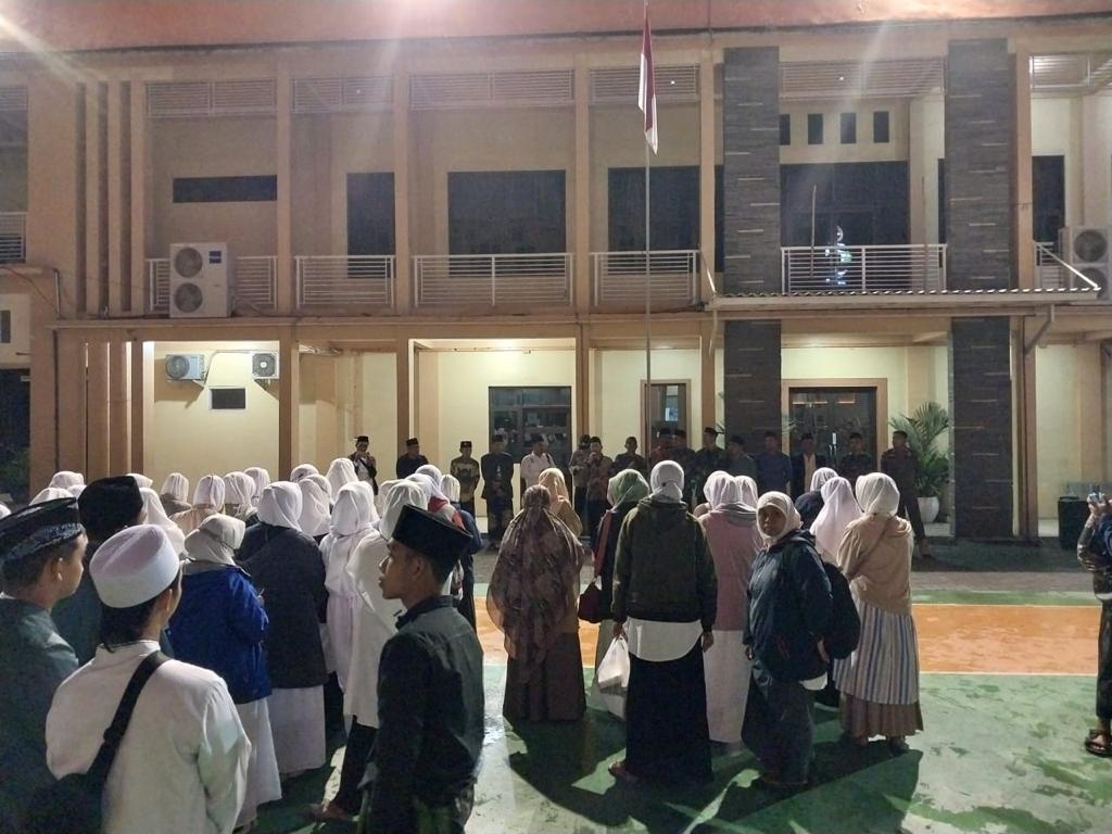 Warga Gresik yang hendak berangkat ke acara satu abad NU di Sidoarjo.