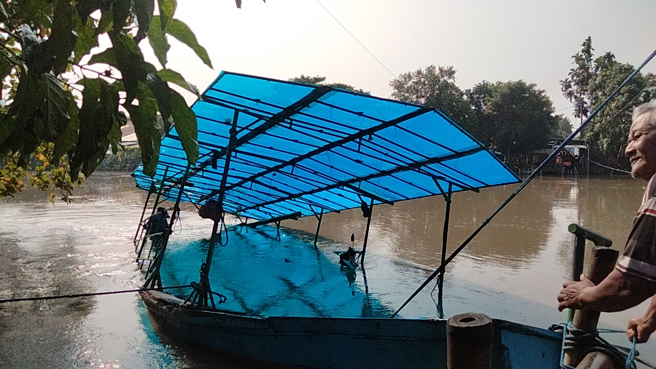 Perahu tenggelam di Sungai Brantas. 