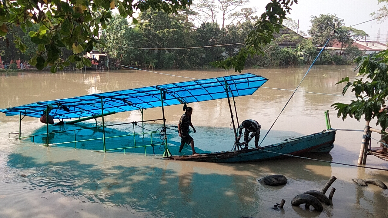 Perahu tambangan penyebrangan ora g tenggelam di Sungai Brantas, Jalan Mastrip, Surabaya